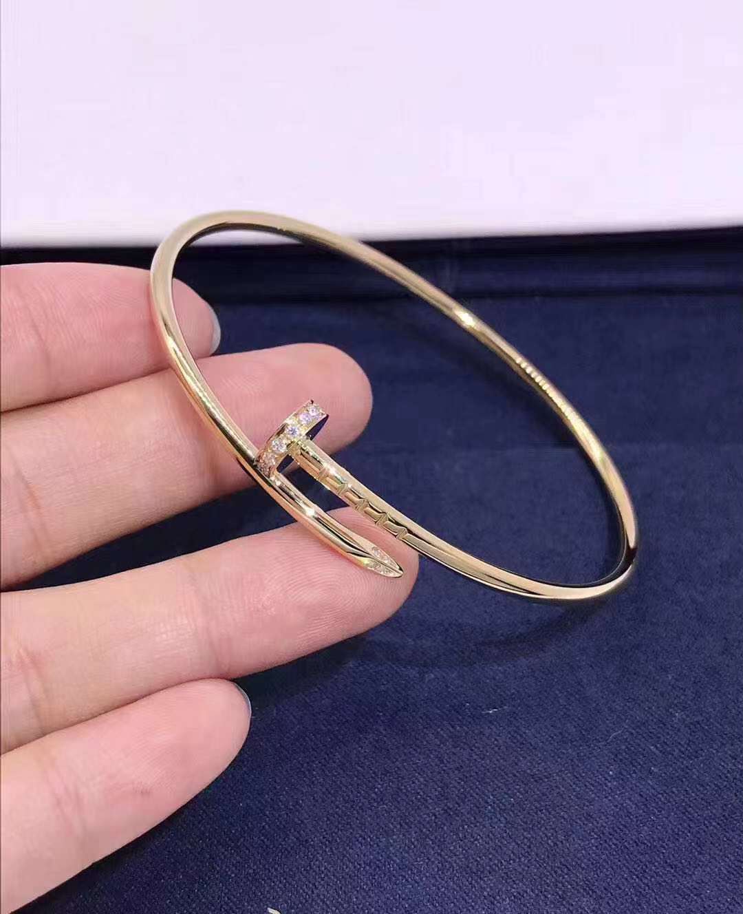 18K金镶嵌钻石钉子手镯